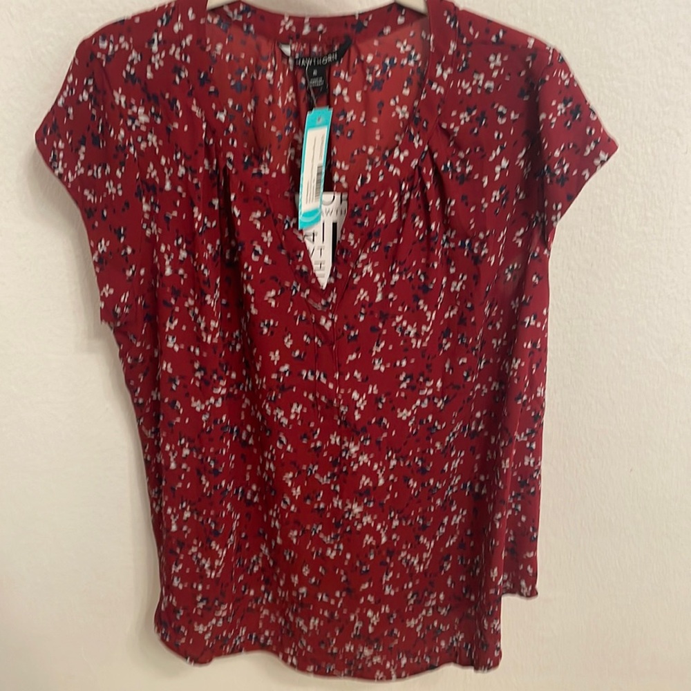 41 Hawthorn Blouse Womens Large Red White Blue Floral V Neck Cap Sleeve Pullover